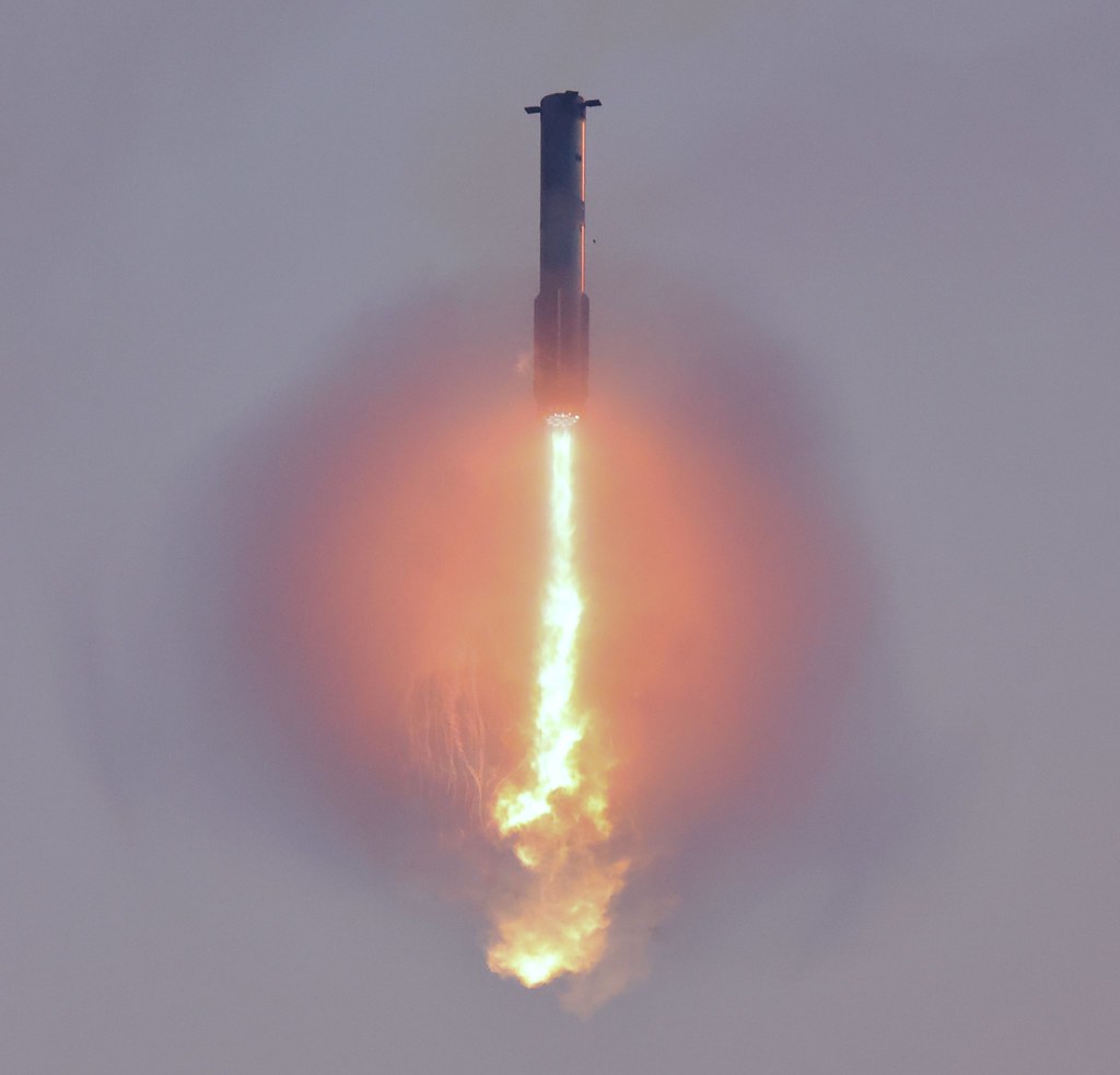 Imagen del cohete Super Heavy de SpaceX haciendo su descenso controlado utilizando sus motores centrales. Esta imagen tiene licencia Creative Commons y fue obtenida de Flickr. Todos los créditos y derechos a quien corresponda