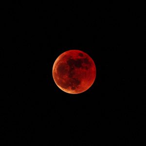 Recreación generada por IA de la llamada luna de sangre como la que se verá el jueves