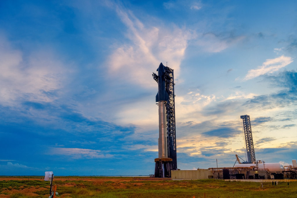 El prototipo Starship Flight 10, completamente apilado sobre su booster Super Heavy en Boca Chica, Texas, durante los preparativos previos al intento de lanzamiento.