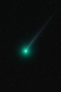 El cometa interestelar 3I/ATLAS atraviesa el Sistema Solar con su característica coma verdosa y una tenue cola de gas iluminada por el Sol
