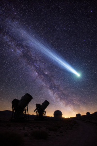Astrofotografía del cometa interestelar 3I/ATLAS en el cielo nocturno sobre un observatorio desértico remoto, con cola nítida y siluetas de telescopios