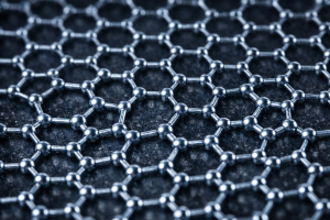 Detalle a escala atómica de una lámina de grafeno con defectos topológicos 5–7 diseñados, donde la imperfección controlada se convierte en una herramienta funcional para la electrónica avanzada